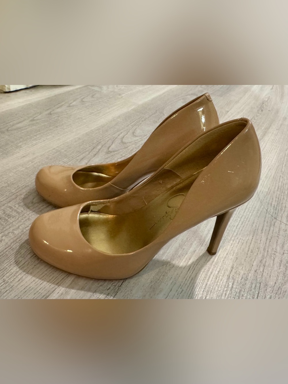 Jessica Simpson Calie Patent Leather Round Toe Pumps in Nude. Size 8.